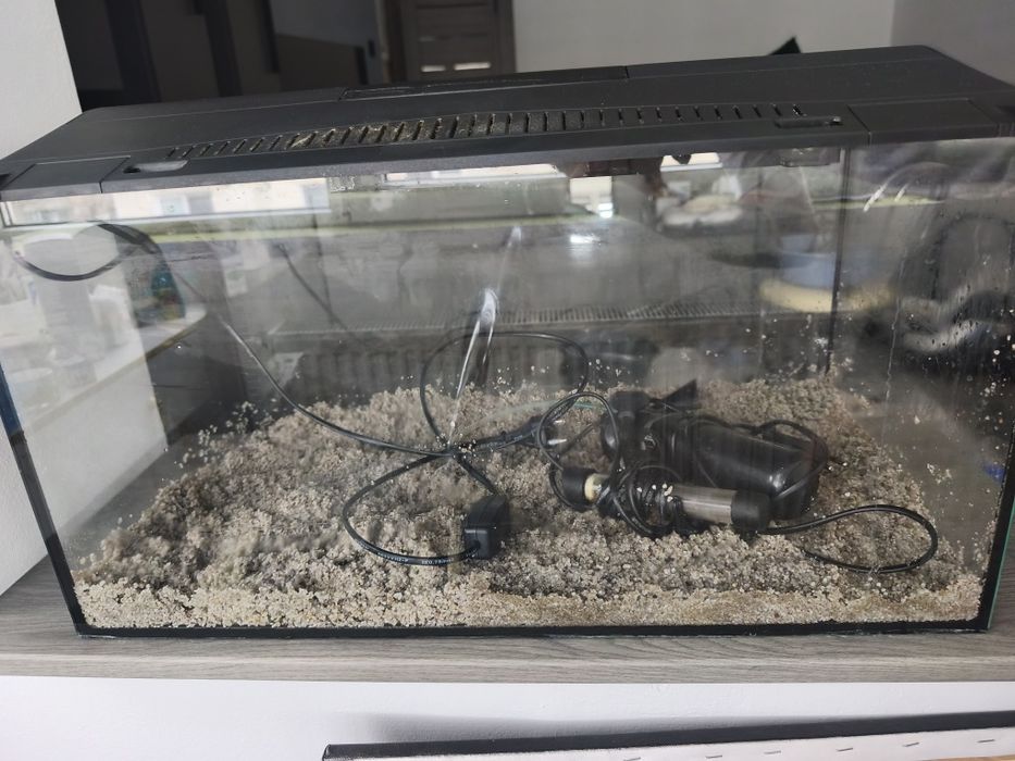 Vând acvariu 60 litrii