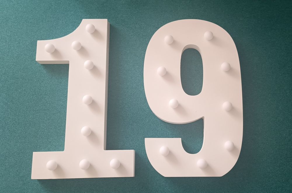Cifre aniversare 19 ani cu luminițe