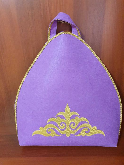 Часы ручной работы в чехле. Дерево