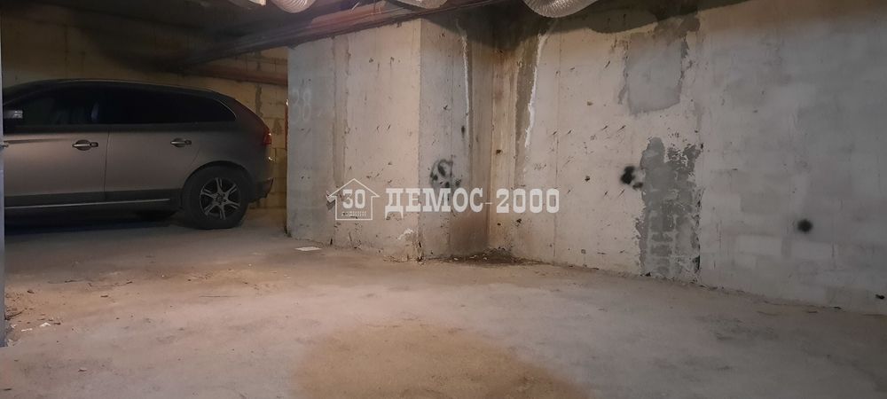 Подземно паркомясто за малък автомобил или мотоциклет