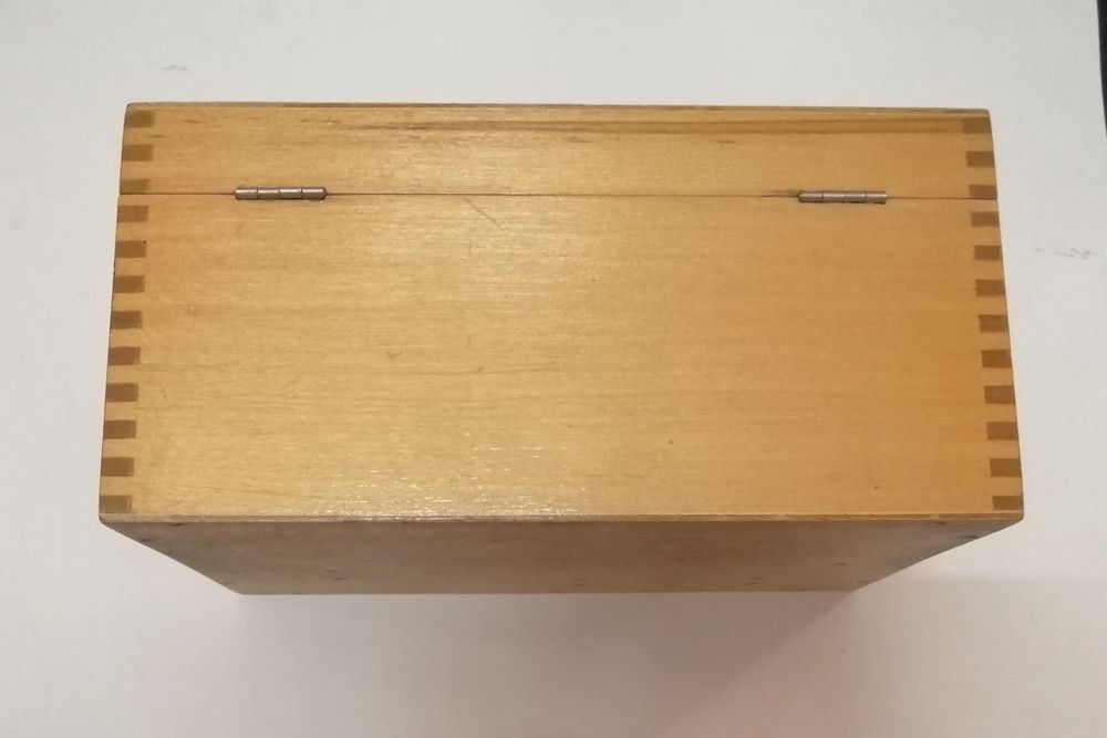 Масивна дървена кутия