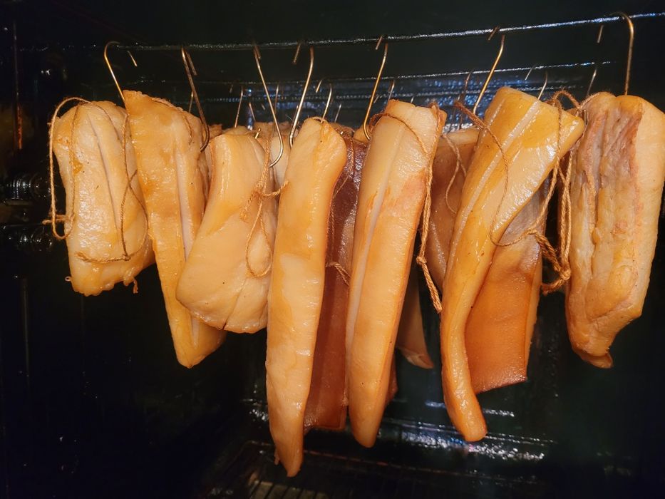 Afumam produse tradiționale carne peste brânzeturi etc..