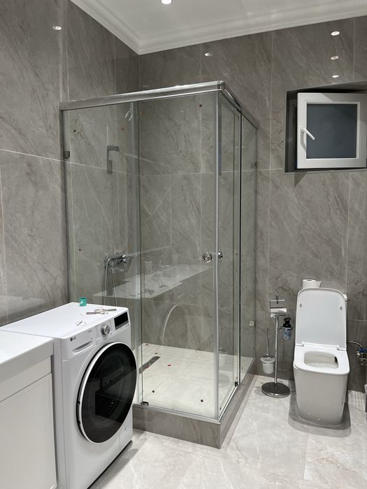 Душевые кабины ,перегородка из стекла для ванны