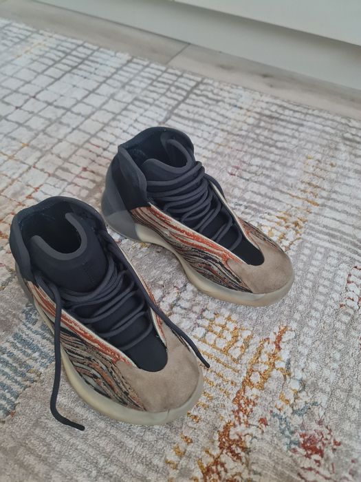 Adidasi Yeezy QNTM