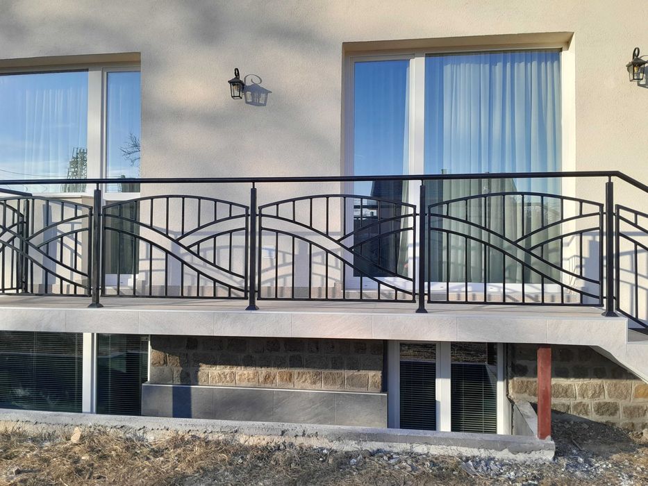 Изделия от ковано желязо парапети врати огради маси столове