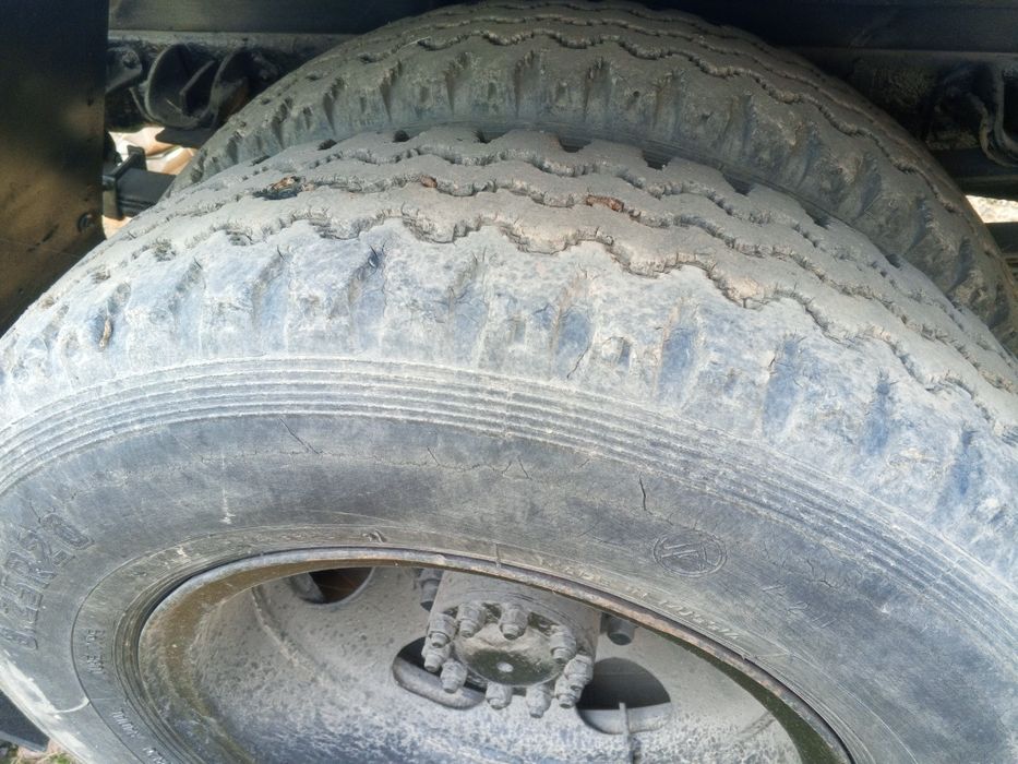 Gaz 52 holati alo darajada yaxshi yurib turibdi gaz balonlari bor.