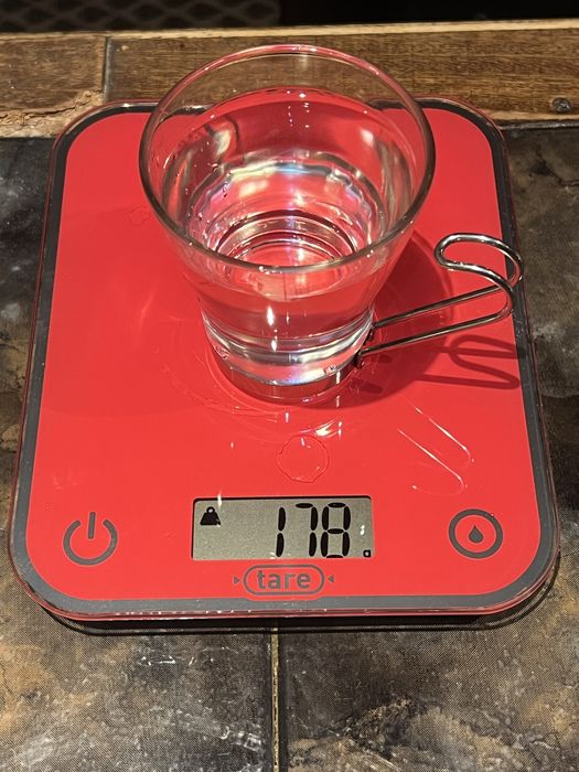 Стъклени чаши с метални дръжки