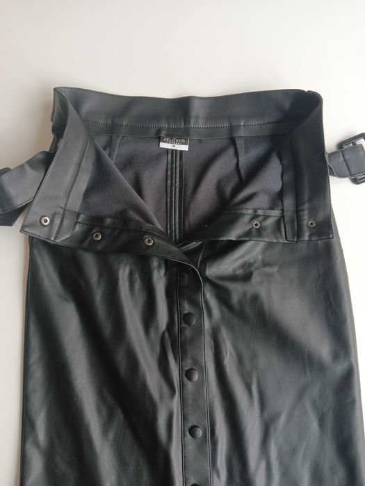 Кожена пола S-размер.