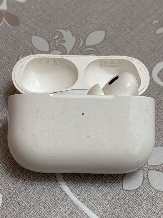 AirPods Pro 1 (оригинал) — кейс + правый наушник