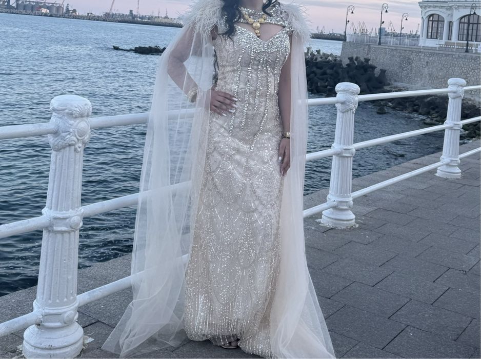 Vand rochie cu trena detasabila