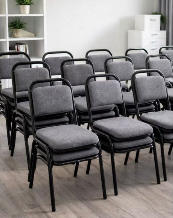 Офисный стол и стулья