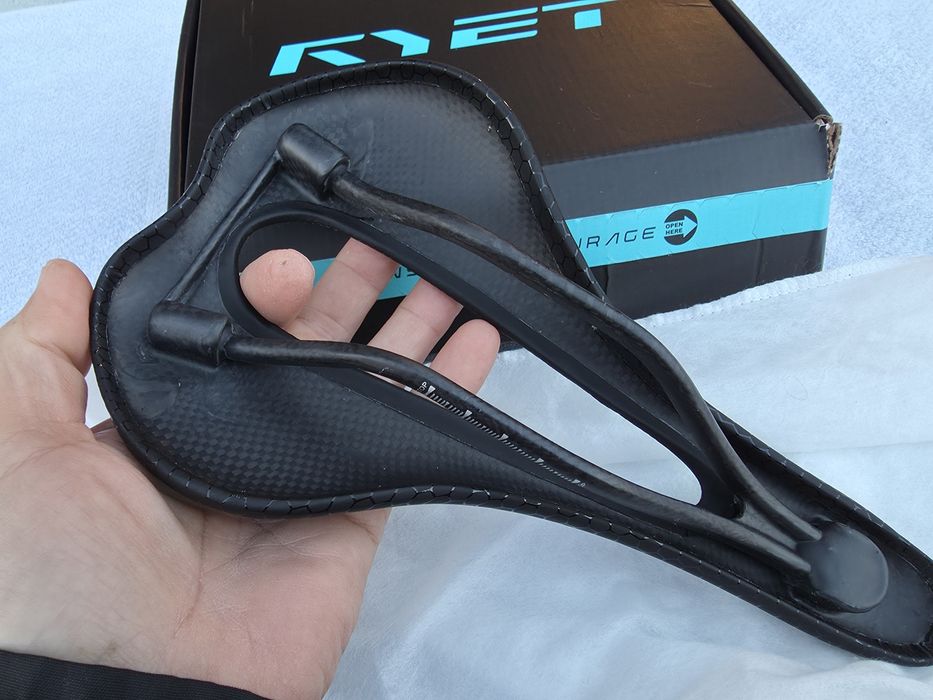 Șa de bicicleta din carbon RYET