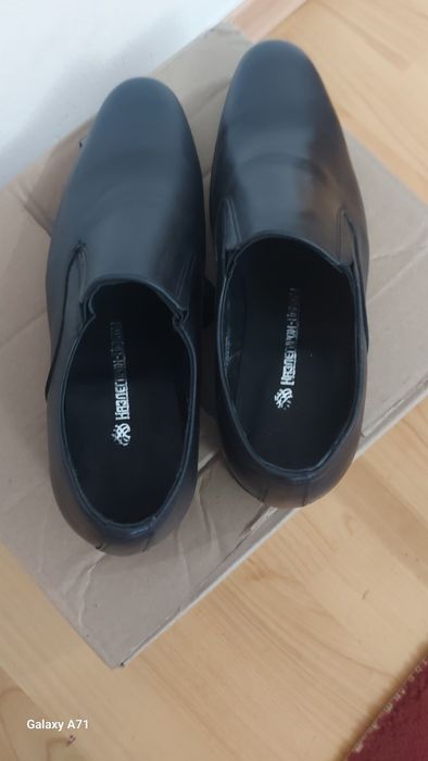 Мужеской туфлей кожаный