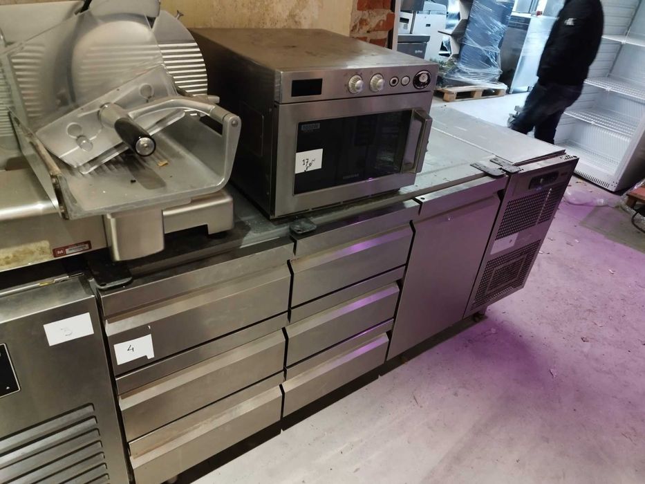 Хладилна маса 2 врати 6 чекмеджетаDesco Refrigerated Workbench