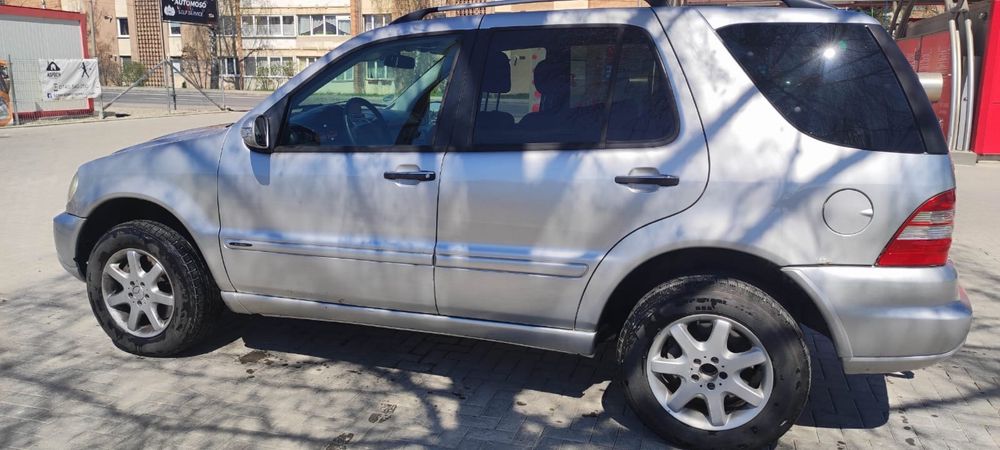 Vând Mercedes-Benz ML 270
