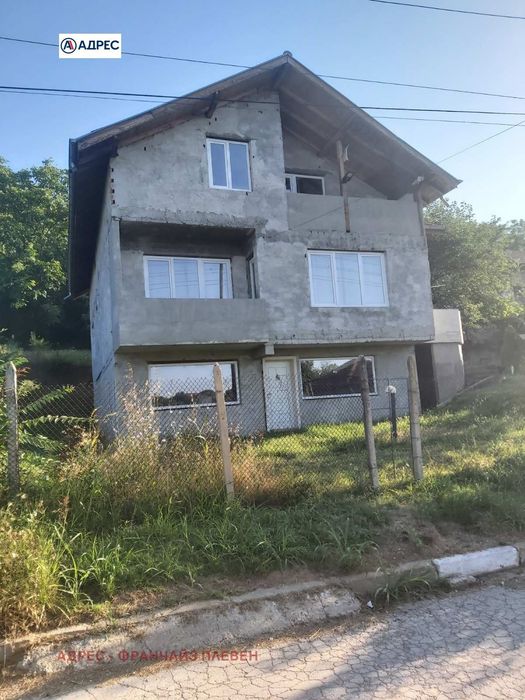 Къща в Плевен, област-с.Гривица площ 340 цена 280000