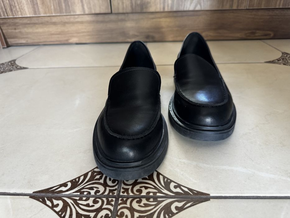 Продается обувь из натуральной кожи.