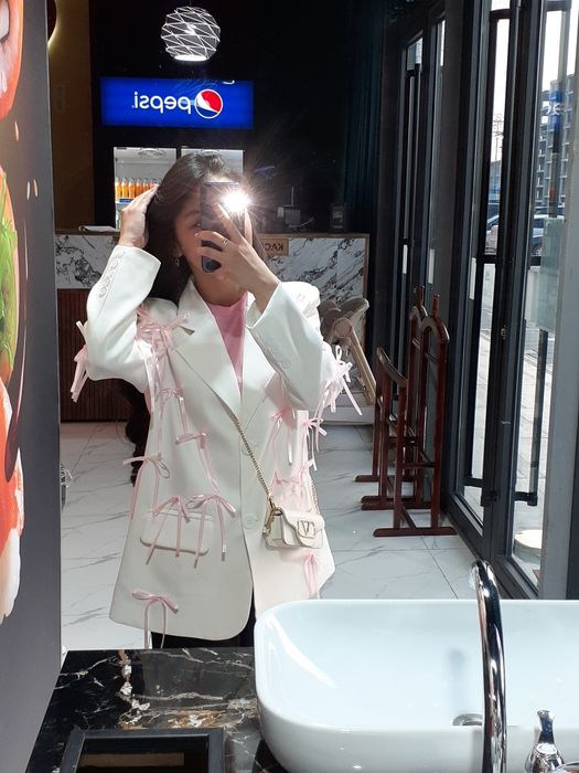 Женский пиджак весенний белый с розовыми бантиками