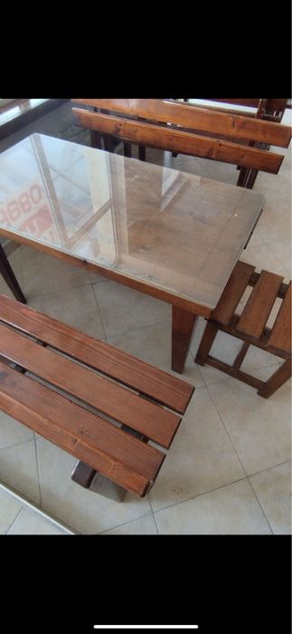 Продавам 16к-та маса с две пейки и стол. Подходящи за заведения и др.