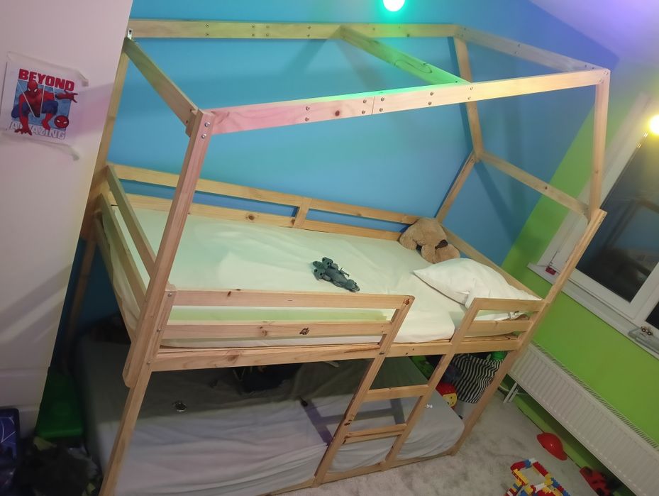Двуетажно детско легло с включени 2 матрака.