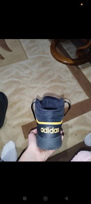 Vând adidași adidas
