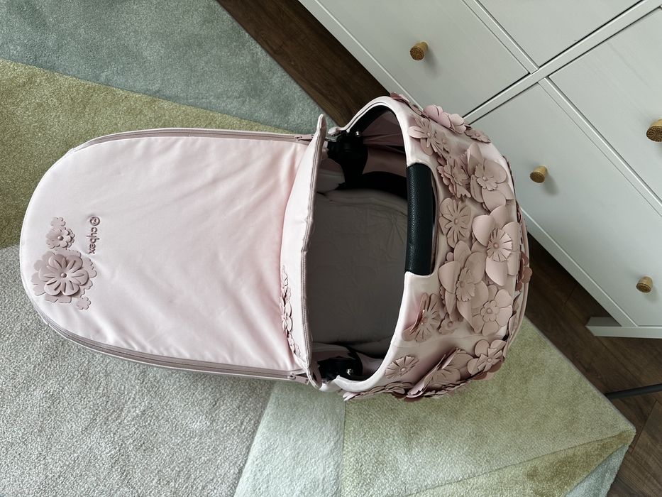 Кош за новородено Cybex Priam Lux SIMPLY FLOWERS