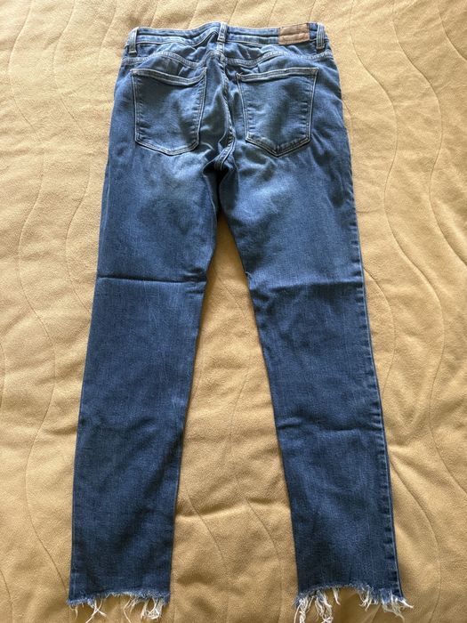 Тъмносини скин дънки с разкъсана зона