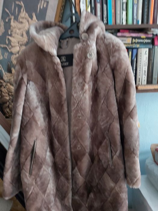 Продам жён.пуховик и шубы