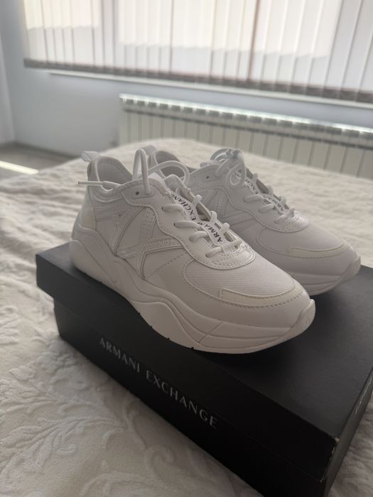 Бели обувки Armani Exchange 36
