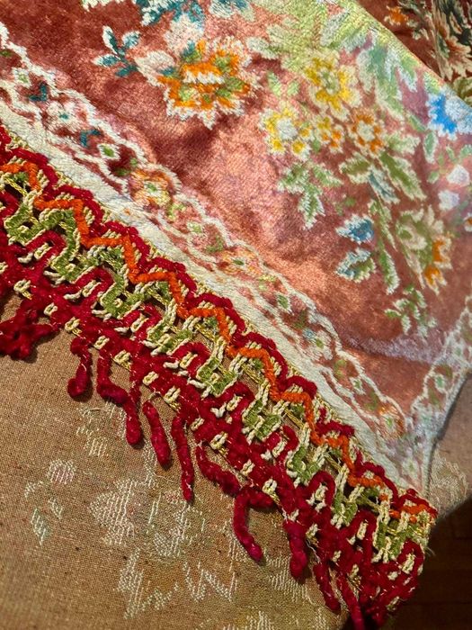 Cuvertură veche din catifea, model floral țesut