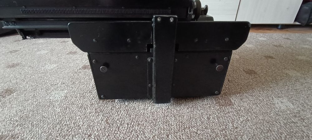 Vând mașina de scris ADLER