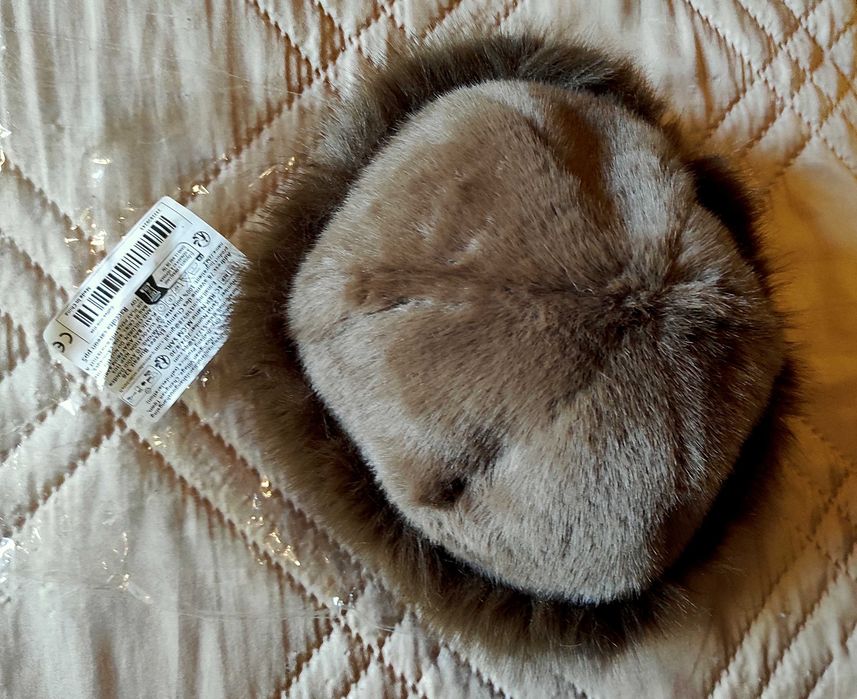 Топла и Стилна Пухена Шапка с кожена гарнитура