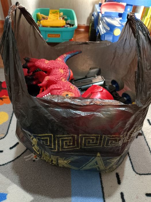 Отдам вещи бесплатно .