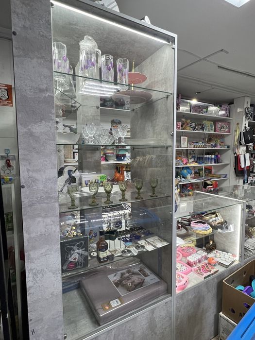 Стеллажи витрины