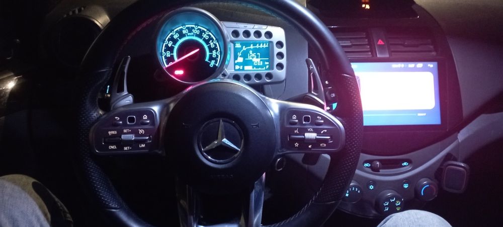 Mers rul tesla manitor