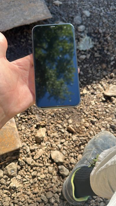 iPhone 11.      .