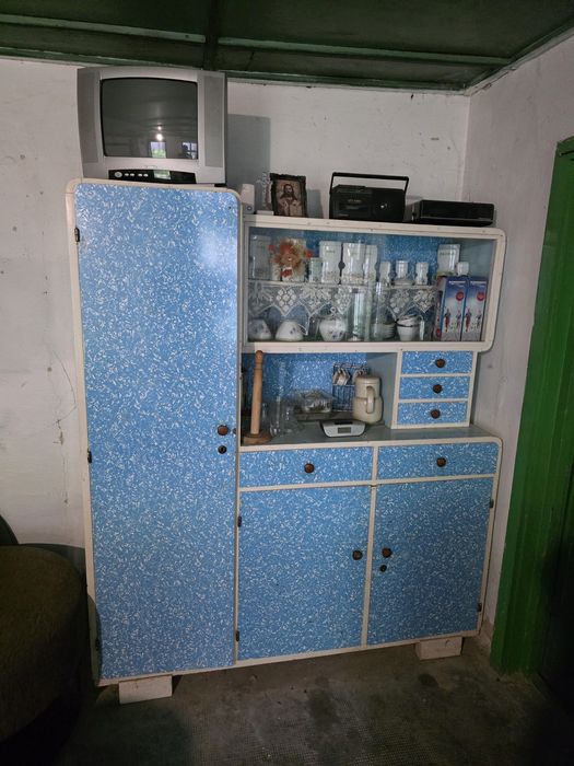Dulapuri vechi din perioada comunistă