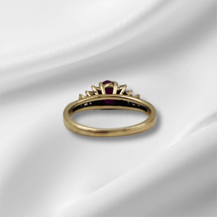 златен пръстен с рубин и диаманти!