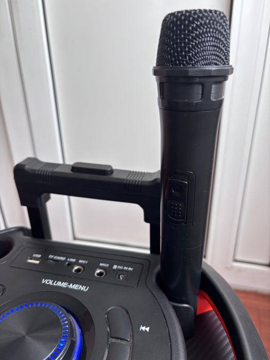 Boxă AKAI 50W cu microfon wireless inclus, folosită o singură dată, stare impecabilă!
