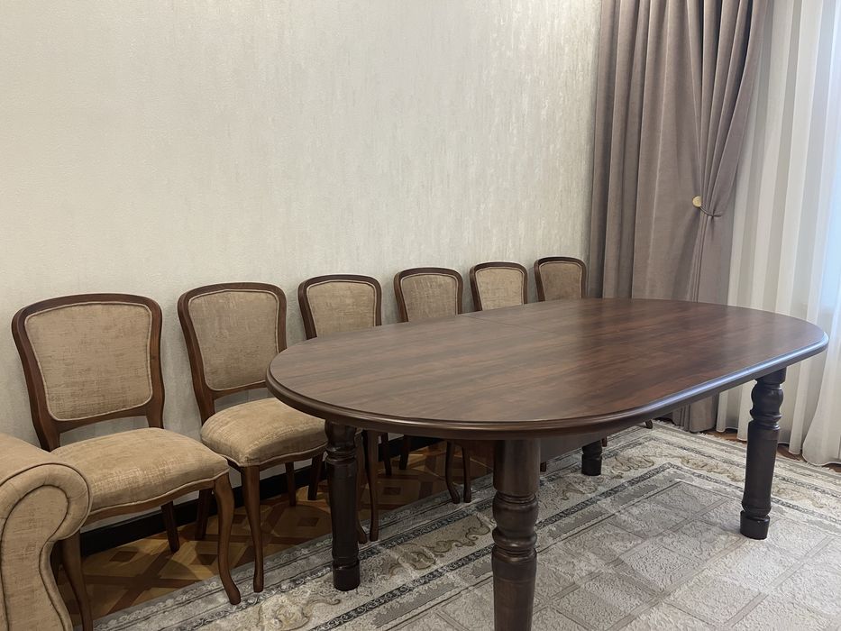 Стол и стулья в гостиную