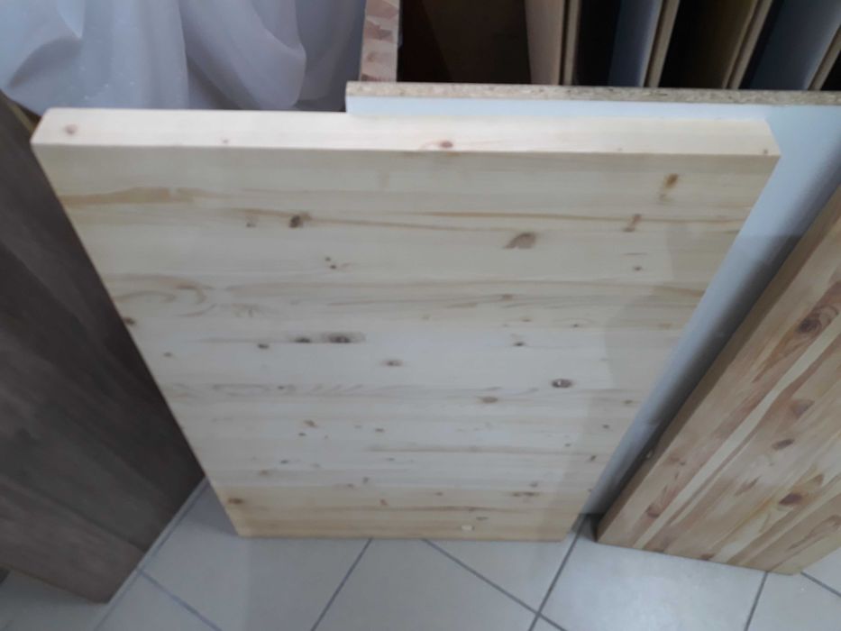 NOU Producem blaturi din lemn masiv de pin cu grosimi diferite.