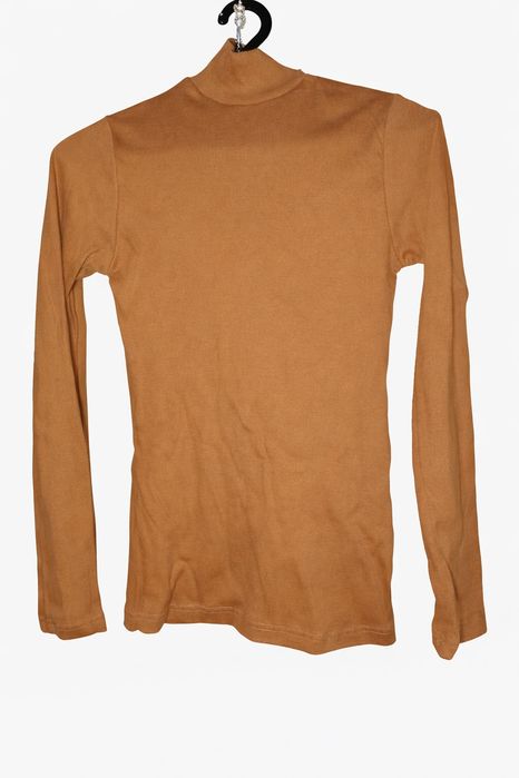 Ayollar uchun qora vodolazka (baland yoqali, uzun yengli)