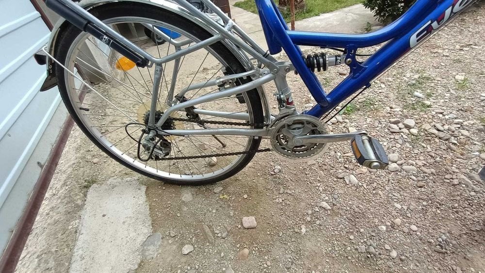 Trei biciclete de vanzare.