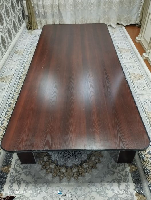 Mehmonxona uchun stol