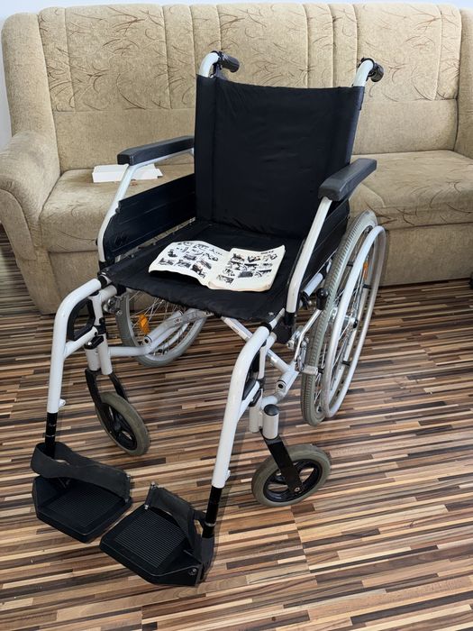 Scaun cu rotile pliabil batrani dizabilitati