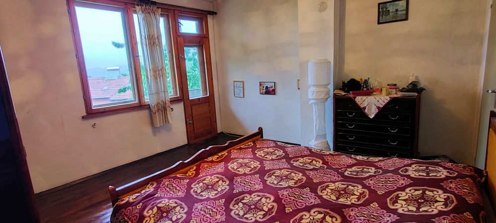 Продавам къща с невероятен изглед на 3 етажа в Логодаж, вилната зона на Благоевград, на 104 км от София