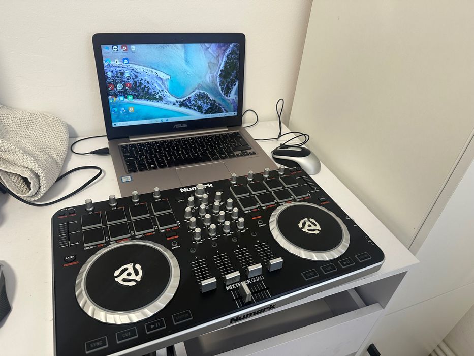 Consolă Dj Numark mixtrack QUAD