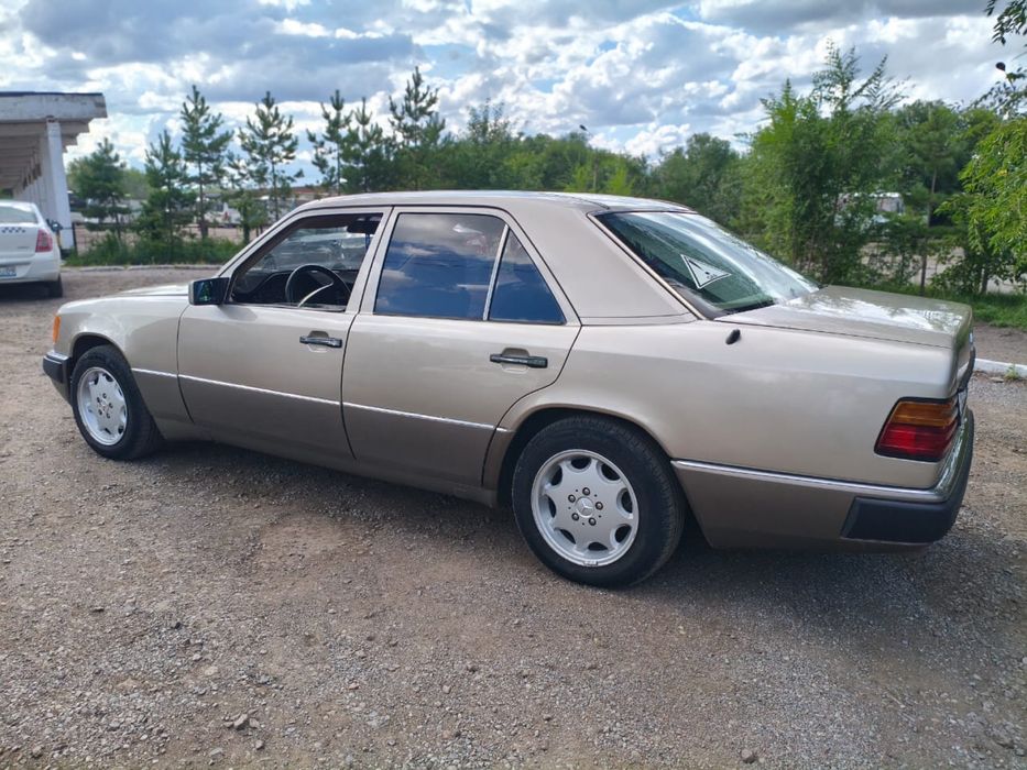 Продам машину мерседес Е 230