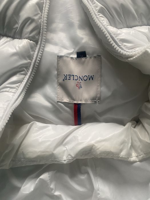 Vesta alba Moncler cu gluga