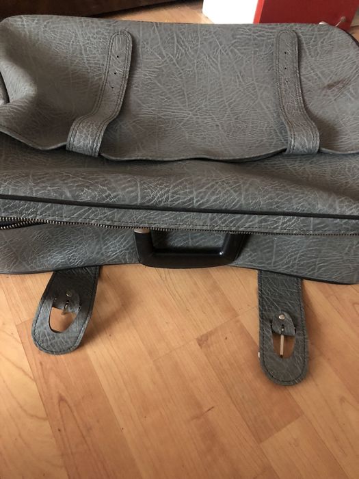 Geamantan din piele de culoare gri